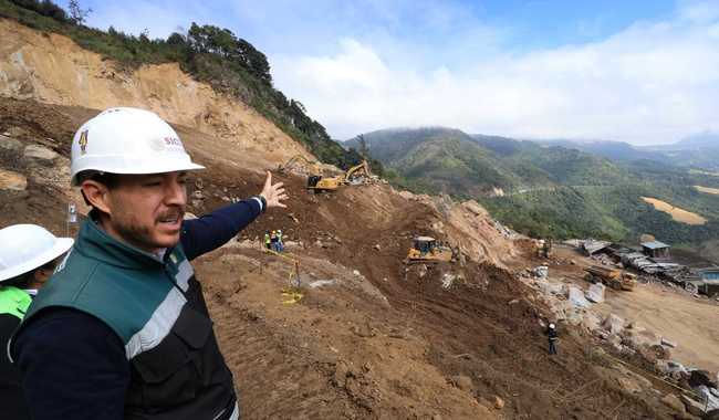 SICT y CAPUFE avanzan con el retiro de material en la zona de derrumbe de la autopista Acatzingo-Ciudad Mendoza