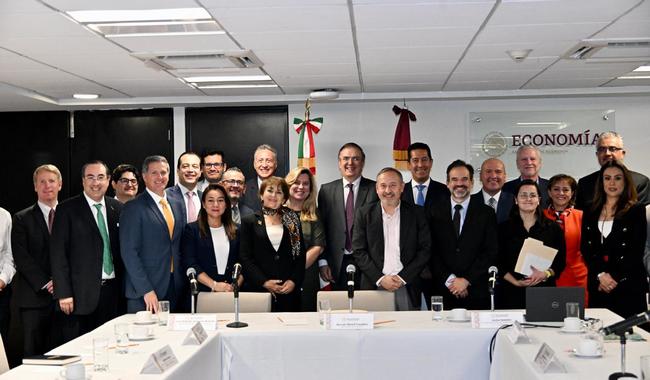 El secretario Marcelo Ebrard respalda plan para duplicar la industria de semiconductores en México al término del sexenio