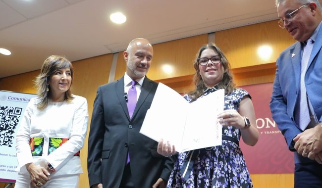 La mujer impulsa el desarrollo de nuestro país y fortalece a nuestra institución: Esteva Medina