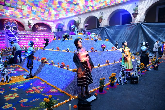 Mil cráneos conforman el “Tzompantli” de la Ofrenda Monumental de Día de Muertos en Palacio de Gobierno