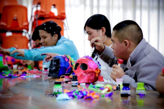 Participan estudiantes mexiquenses en elaboración de la Ofrenda Monumental de Palacio de Gobierno
