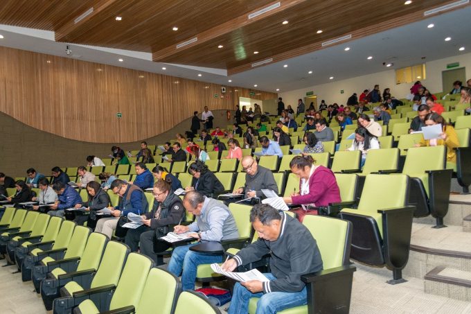 Servidores públicos del EdoMéx participan en examen para obtener mejores oportunidades laborales
