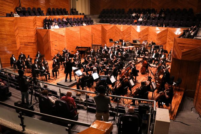 Debuta Roberto Kalb como director huésped junto a la Orquesta Sinfónica del Estado de México