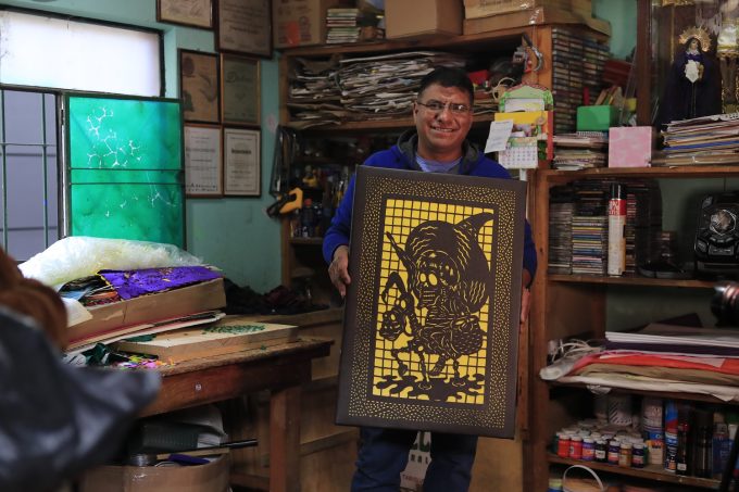 Preserva EdoMéx la elaboración de papel picado con técnicas artesanales; piezas únicas son exhibidas a nivel internacional