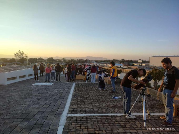 Entre estrellas y ciencia familias mexiquenses rinden homenaje a Marie Curie durante La Noche de las Estrellas