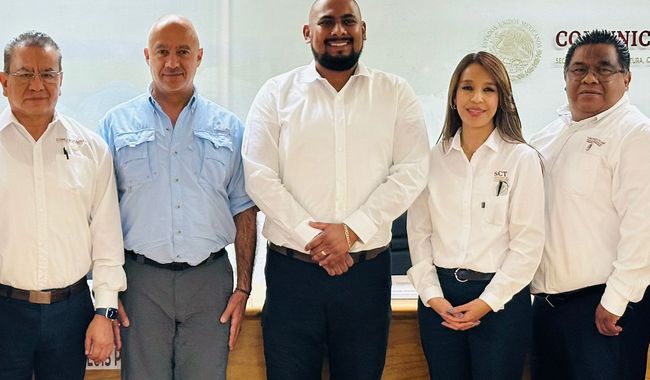 Secretario Esteva Medina revisa proyectos estratégicos con personal del Centro SICT SLP