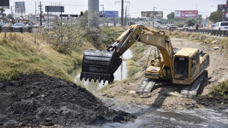 CAEM previene inundaciones; retira más de mil 200 toneladas de azolve del canal “Zapata” en San Mateo Atenco