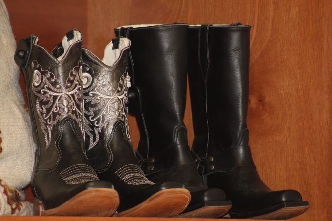 Conoce y adquiere piezas de piel y cuero elaboradas por artesanos mexiquenses con técnicas de talabartería y peletería