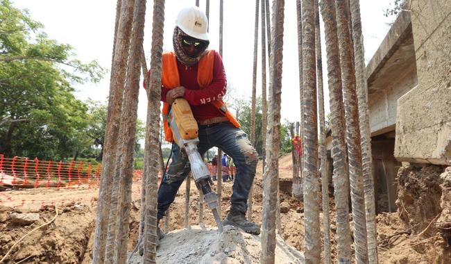 Titular de la SICT, Esteva Medina, reconoció en su día a las mujeres y hombres que trabajan en la construcción