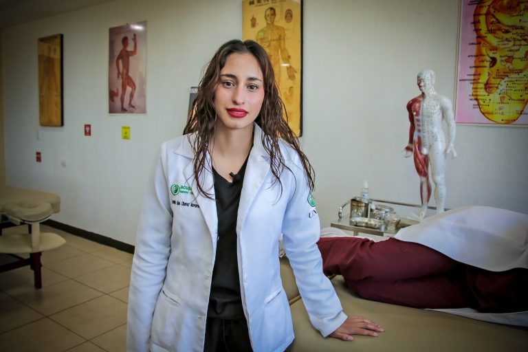 Gobernadora Delfina Gómez Álvarez beca a 260 mujeres para realizar estudios en el extranjero