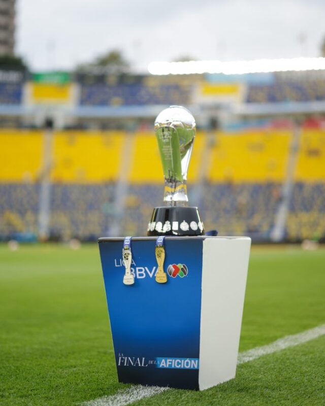 Artesanos de Teotihuacán tallan en obsidiana base del trofeo del fútbol mexicano