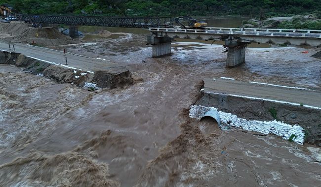 Carretera Tierra Colorada-Ayutla-Cruz Grande cerrada a la circulación por las fuertes lluvias: SICT