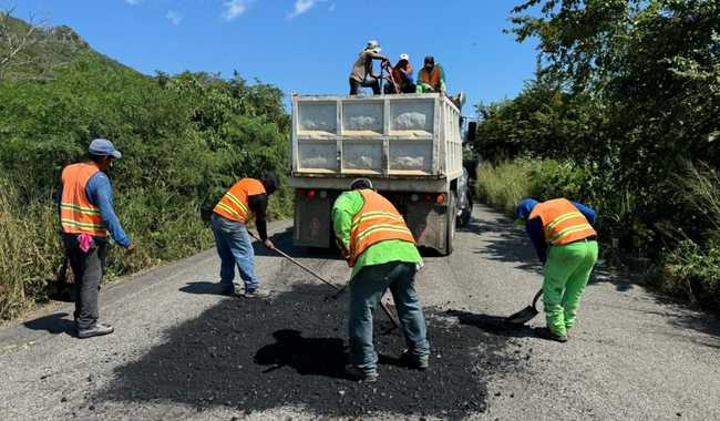 SICT realiza conservación rutinaria y periódica en los 3 mil km de la red carretera libre de peaje de Oaxaca
