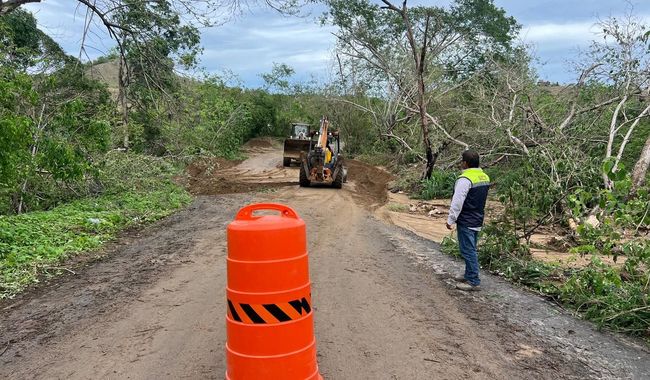 SICT intensifica trabajos para restablecer acceso en tramos carreteros afectados por huracán Erick en Guerrero y Oaxaca
