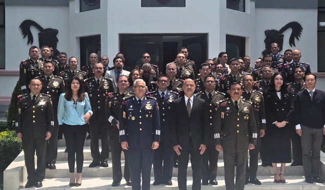 Presenta Esteva Medina proyectos de la SICT a miembros de las fuerzas armadas