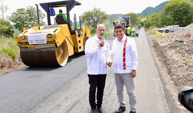 Anuncia Esteva Medina en Juxtlahuaca tratamiento a más de mil km de la Red Carretera de la mixteca oaxaqueña
