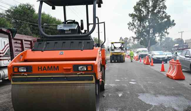 SICT realiza conservación de carreteras Los Reyes-Texcoco y Texcoco-Ecatepec con trenes de repavimentación