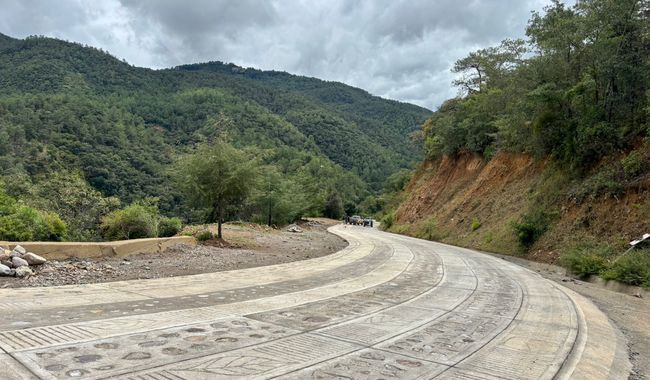 Manos oaxaqueñas avanzan en la construcción de 16 caminos artesanales