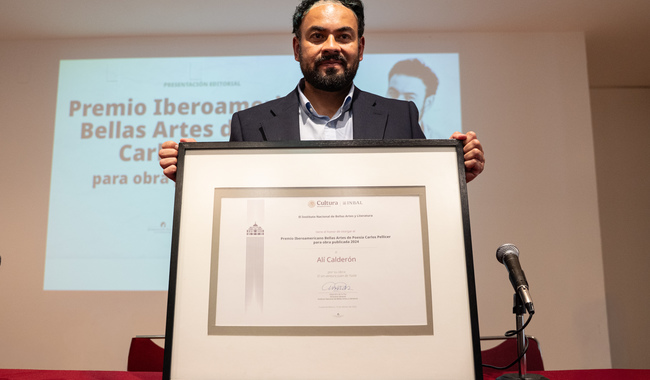 ALÍ CALDERÓN RECIBE EL PREMIO CARLOS PELLICER POR "EL SIN VENTURA JUAN DE YUSTE"