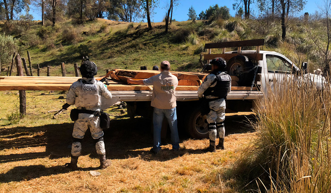 Las partes firmaron un convenio que establece los mecanismos de coordinación y concurrencia entre autoridades federales y estatales para la evaluación de impacto ambiental del sector porcícola Procuraduria Federal de Proteccion al Ambiente | 10 de febrero de 2026 | Comunicado  Foto 1. Firma de convenio. Foto 1. Firma de convenio. La Secretaría de Medio Ambiente y Recursos Naturales (Semarnat), la Procuraduría Federal de Protección al Ambiente (Profepa) y la Secretaría de Desarrollo Sustentable (SDS) de Yucatán firmaron el 9 de febrero el Convenio específico de coordinación para consolidar la gestión integral y sustentable de la evaluación de impacto ambiental en la operación de unidades porcícolas en Yucatán, mediante el fortalecimiento de capacidades técnicas que permitan una evaluación más eficaz, con vigencia al 30 de septiembre de 2030.  En su intervención, la subsecretaria de Regulación Ambiental de la Semarnat, Ileana Villalobos Estrada, afirmó que “en el marco del convenio, la Federación y el gobierno estatal suman esfuerzos para mejorar de manera permanente las evaluaciones ambientales al sector porcícola, con el objetivo de proteger la salud y los recursos naturales del estado.  Por su parte, la procuradora Mariana Boy Tamborrell enfatizó que, “la firma de este convenio unifica los esfuerzos de los gobiernos federal y estatal para regular de manera clara al sector porcícola. Actualmente existen granjas que cuentan con autorización de impacto ambiental de la autoridad federal y otras que cuentan con autorización de impacto ambiental estatal. Durante años, esta falta de coordinación generó vacíos que permitían que algunas empresas operaran fuera de la legalidad. Este acuerdo busca atender esta situación y es un resultado muy importante del trabajo que el sector ambiental ha impulsado con el estado de Yucatán, para avanzar hacia una supervisión efectiva y ordenada de este sector, en beneficio del medio ambiente y de las comunidades”.  De igual forma, la secretaria de Desarrollo Sustentable de Yucatán, Neyra Concepción Silva Rosado, subrayó que “el gobierno estatal desarrolla trabajos multiinstitucionales considerando las investigaciones de las universidades con el propósito de atender los impactos ambientales provocados por la industria porcícola”.  Con la implementación del convenio, la SDS podrá solicitar a la Semarnat la emisión de dictámenes técnicos sobre la evaluación del impacto ambiental y propuestas de medidas de prevención, mitigación y compensación de impactos de incidencia federal, que se considerarán en las obras y actividades porcícolas, teniendo carácter vinculante para la toma de decisiones de la SDS.  El convenio incluye asesoría técnica, capacitación y acompañamiento institucional para fortalecer los procedimientos de evaluación del impacto ambiental de actividades porcícolas; proporciona información técnica, documental y cartográfica necesaria; y facilita el acceso a los sitios sujetos a evaluación para realizar inspección y vigilancia, garantizando el cumplimiento de la normatividad en las unidades porcícolas. Se establece, además, un Comité Técnico de Seguimiento que sesionará de forma trimestral para evaluar los avances y operación.  Desde agosto de 2025 se realizaron reuniones entre Semarnat, Profepa y SDS para determinar y diseñar el mecanismo de coordinación que permitirá a las autoridades ambientales de Yucatán, a través de la Dirección General de Impacto y Riesgo Ambiental (DGIRA) de la Semarnat, fortalecer el procedimiento de evaluación de impacto ambiental de las obras y actividades porcícolas en esa entidad, respetando el principio de distribución de competencias.  Con este convenio, el sector ambiental federal refrenda su compromiso con una gestión ambiental responsable del sector porcícola, que garantice el cumplimiento de la normatividad, la protección de los recursos naturales y el respeto a los derechos de las comunidades.   /cms/uploads/image/file/1051886/002_Mariana.jpeg  Foto 2. Pricuradora durante firma de convenio.  Fotos descargables.  Comunicado de prensa núm. 052/2026