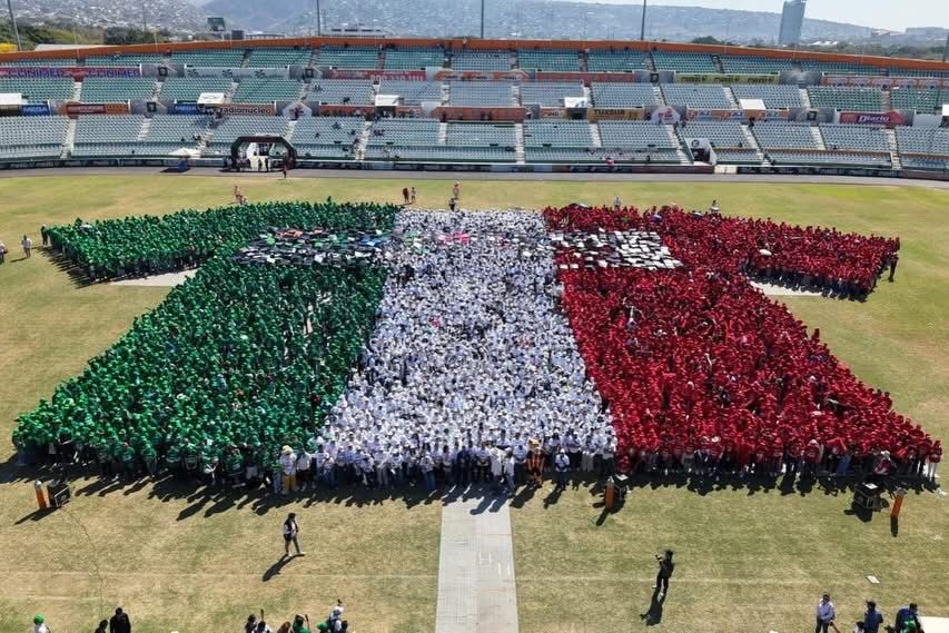México se anota un Guinness World Record con la Imagen humana de la camiseta de futbol más grande del mundo