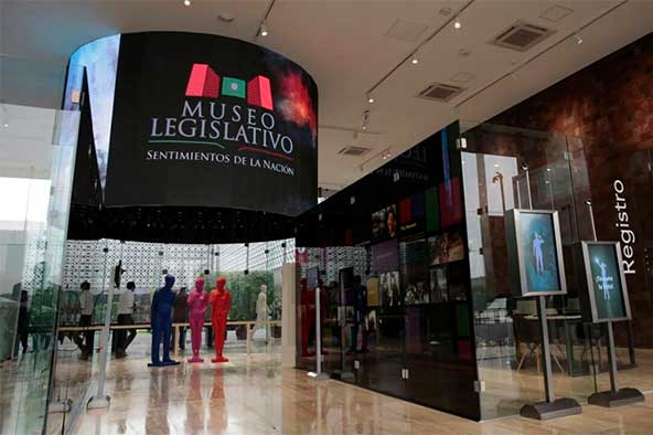 Organiza Alma Rosa de la Vega visita guiada a San Lázaro con estudiantes universitarios de Guanajuato