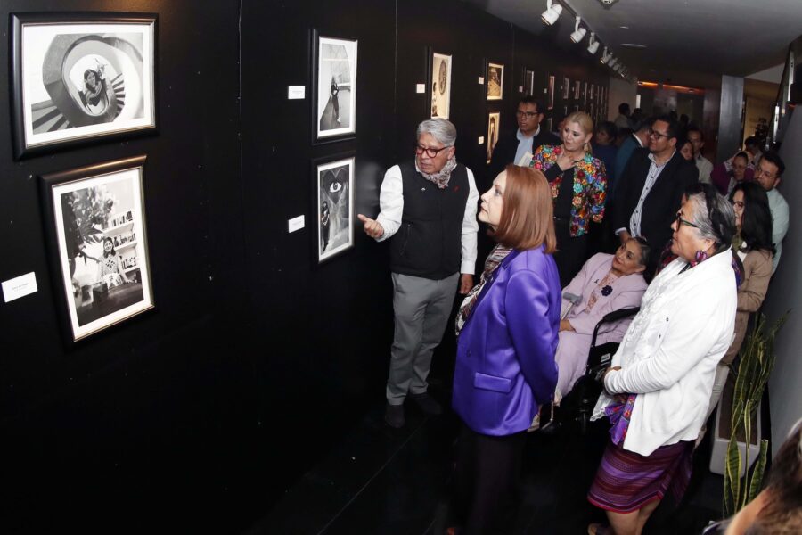 Inauguran exposición fotográfica “Mujeres de Letras, de Barry Domínguez”
