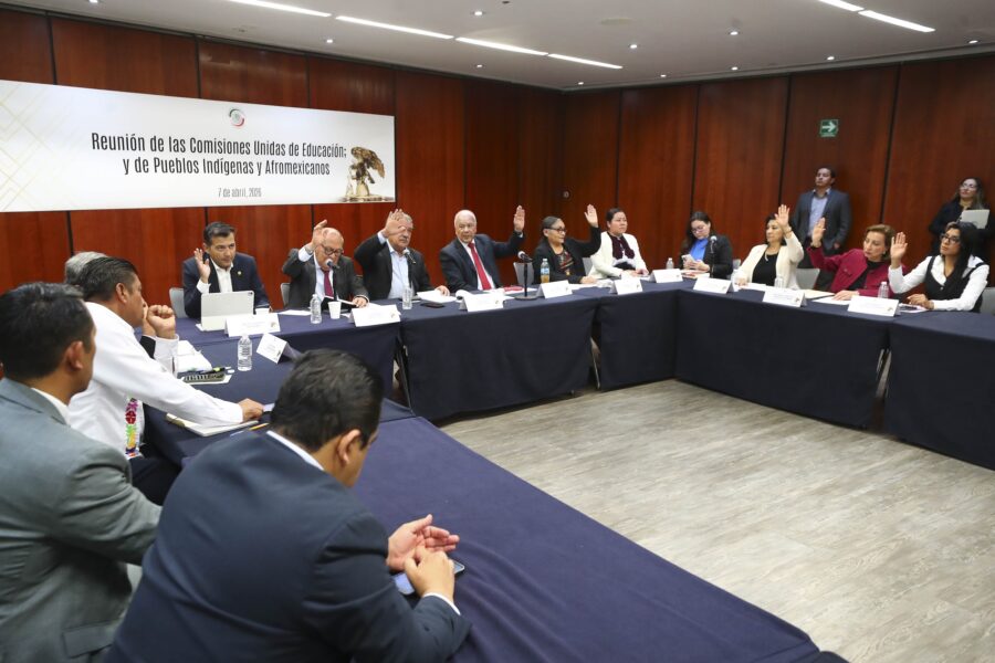 Número – 1176 Se modifica la Ley General de Educación para fortalecer su participación. Las Comisiones Unidas de Educación y de Pueblos Indígenas y Afromexicanos aprobaron un dictamen para reformar diversas disposiciones de la Ley General de Educación, con el fin de robustecer los derechos y participación de los pueblos originarios. El documento, avalado con 21 votos a favor de ambas comisiones, surgió de cuatro iniciativas y su objetivo es armonizar la citada ley con la última reforma al artículo segundo de la Constitución Política de los Estados Unidos Mexicanos, en materia de participación y derechos de los pueblos originarios. Al explicar el contenido del dictamen, el presidente de la Comisión de Educación, Raúl Morón Orozco, indicó que con estas reformas se asegura que los contenidos educativos incluyan el aprendizaje de lenguas y el cuidado del patrimonio cultural; además, de que se reconoce la labor de las personas educadoras. “Estamos conscientes de que una modificación a la ley no salda la deuda histórica con las comunidades, pero es un paso que contribuye a la construcción de un país en el que la educación sea un acto de justicia social”, señaló. Sobre el tema, la presidenta de la Comisión de Pueblos Indígenas y Afromexicanos, Edith López Hernández, subrayó que el dictamen es resultado de trabajo conjunto y un proceso que no nació en un escritorio, sino en el territorio con reuniones itinerantes para escuchar a las personas hablantes de las lenguas indígenas. Precisó que se recogió la exigencia y necesidad de que la educación no sólo reconozca la diversidad de nuestra nación, sino que se conciba desde las comunidades. “Se reconoce la pertinencia cultural y lingüística para garantizar el derecho a la educación, que no solo se trata de acceso, sino responder a realidades, contextos y formas de vida de las comunidades”, dijo. A su vez, la senadora María Martina Kantún Can, de Morena, consideró que estas reformas cumplen con un mandato constitucional y respaldan la nueva escuela mexicana, que busca homologar la enseñanza para las y los alumnos en sus diferentes comunidades. “No son ajustes normativos, se trata de respeto a los derechos de los pueblos y la preservación de su cultura”, resaltó. También de Morena, la senadora Beatriz Silvia Robles Gutiérrez afirmó que nuestra nación es única e indivisible y basada en sus pueblos, que con el auge de la globalización y el sistema neoliberal se vieron amenazadas, pero a través de estas reformas se busca revertir parte del rezago histórico. Por su parte, la presidenta de la Comisión de Derechos Humanos, Reyna Celeste Ascencio Ortega, apuntó que en 2024 se hizo una reforma importante al artículo segundo constitucional, y con el dictamen que hoy se discute se pone al centro a las y los estudiantes indígenas y afromexicanos, y se evitará el rezago educativo porque se asegura un mismo nivel de educación para todas y todos los estudiantes.